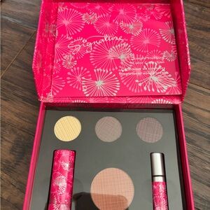 Signature Vibrant Eyeshadow Palette - Pink and Neutral Tones